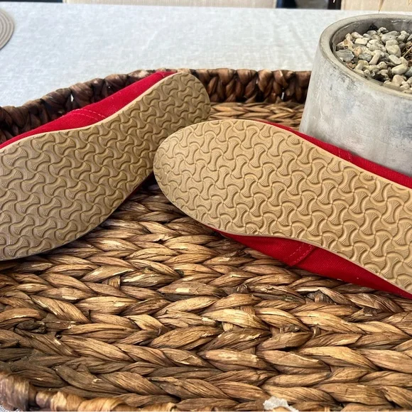 TOMS Women's Classic Canvas Slip On Red 7 W US - Picture 2 of 3